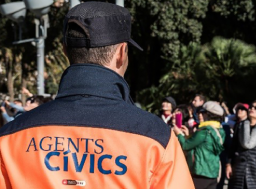 Un agent cívic davant d'un grup de ciutadans i ciutadanes